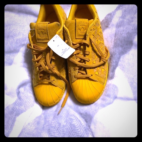 mustard colored tennis shoes
